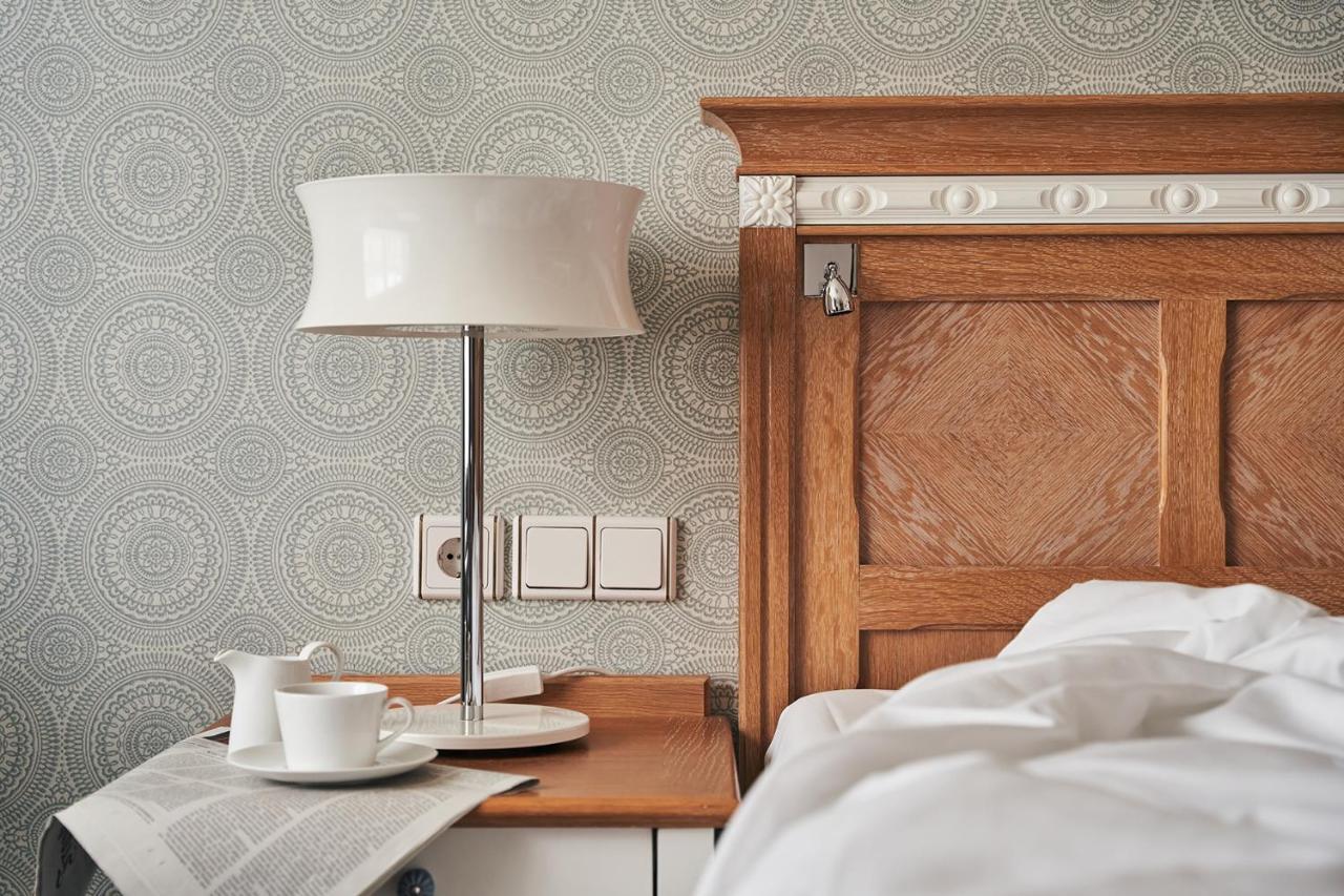A-Rosa Kurhaus Binz Ξενοδοχείο Εξωτερικό φωτογραφία A lamp on a bedside table