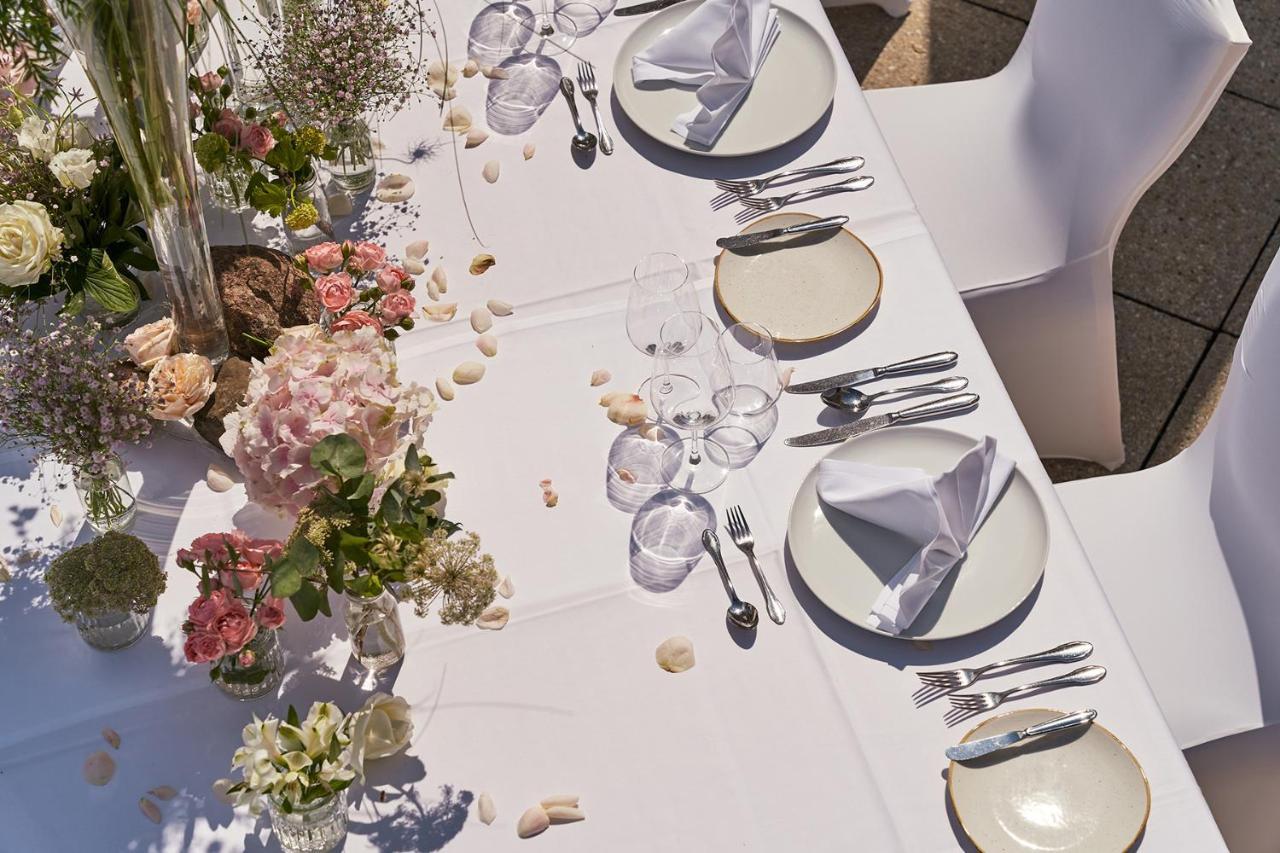 A-Rosa Kurhaus Binz Ξενοδοχείο Εξωτερικό φωτογραφία A table set for a wedding reception