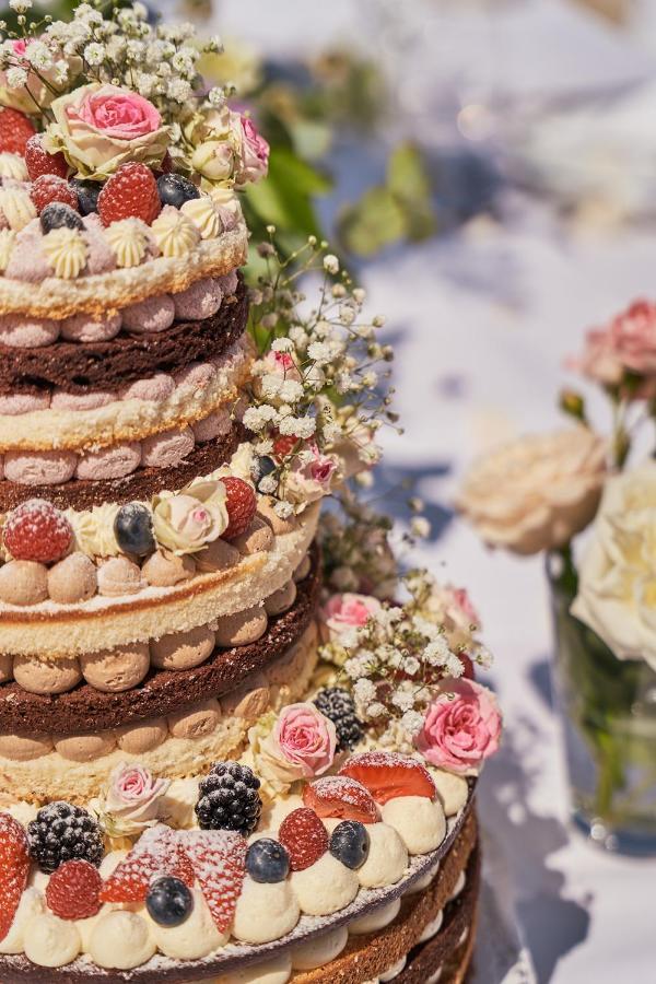 A-Rosa Kurhaus Binz Ξενοδοχείο Εξωτερικό φωτογραφία A naked cake decorated with flowers
