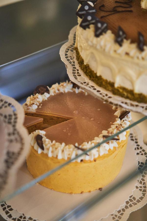 A-Rosa Kurhaus Binz Ξενοδοχείο Εξωτερικό φωτογραφία A chocolate cake
