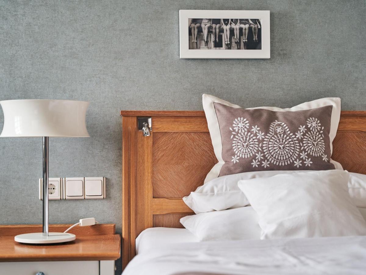 A-Rosa Kurhaus Binz Ξενοδοχείο Εξωτερικό φωτογραφία A bed with a headboard