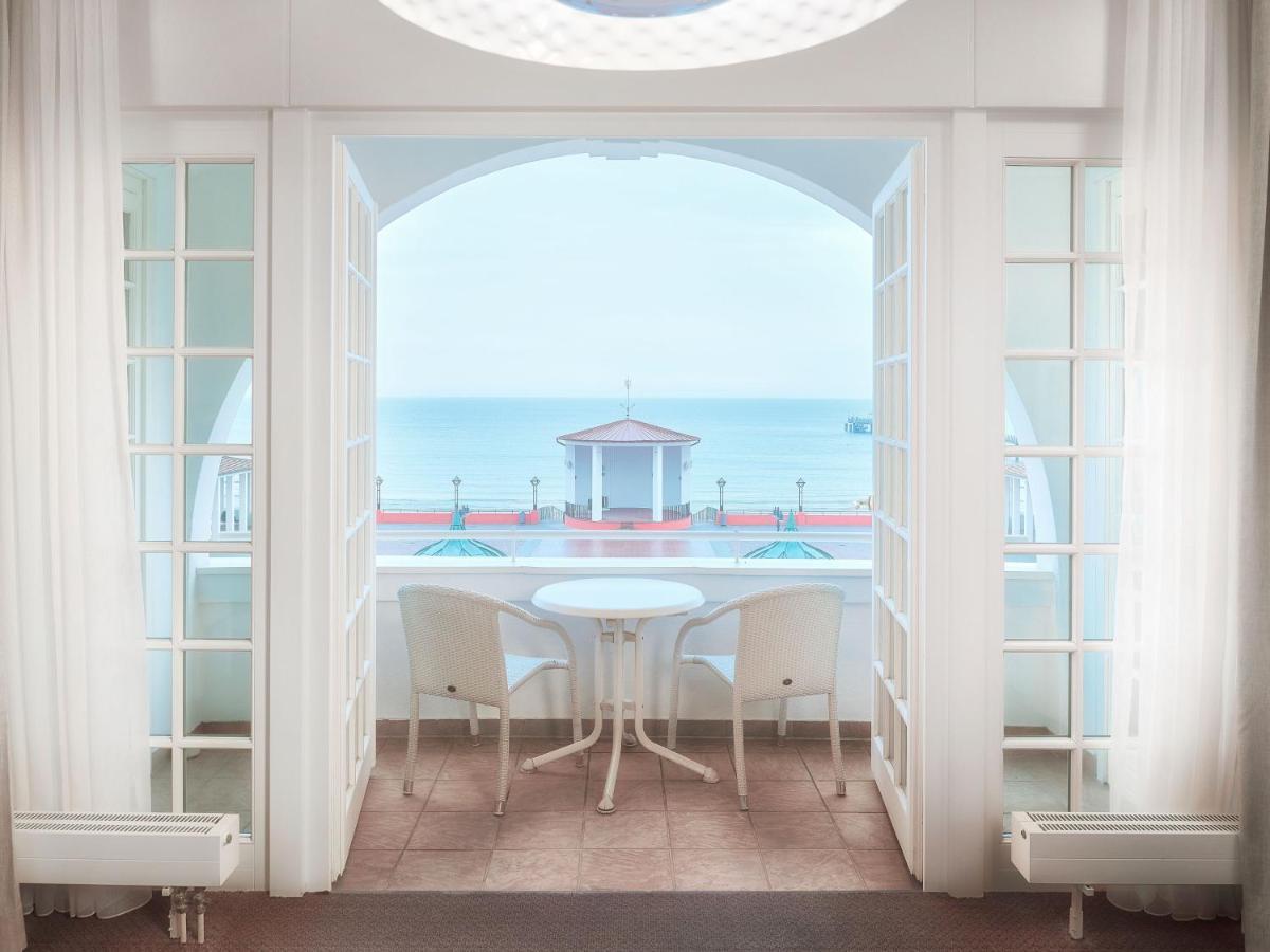 A-Rosa Kurhaus Binz Ξενοδοχείο Εξωτερικό φωτογραφία A view of the sea from the hotel