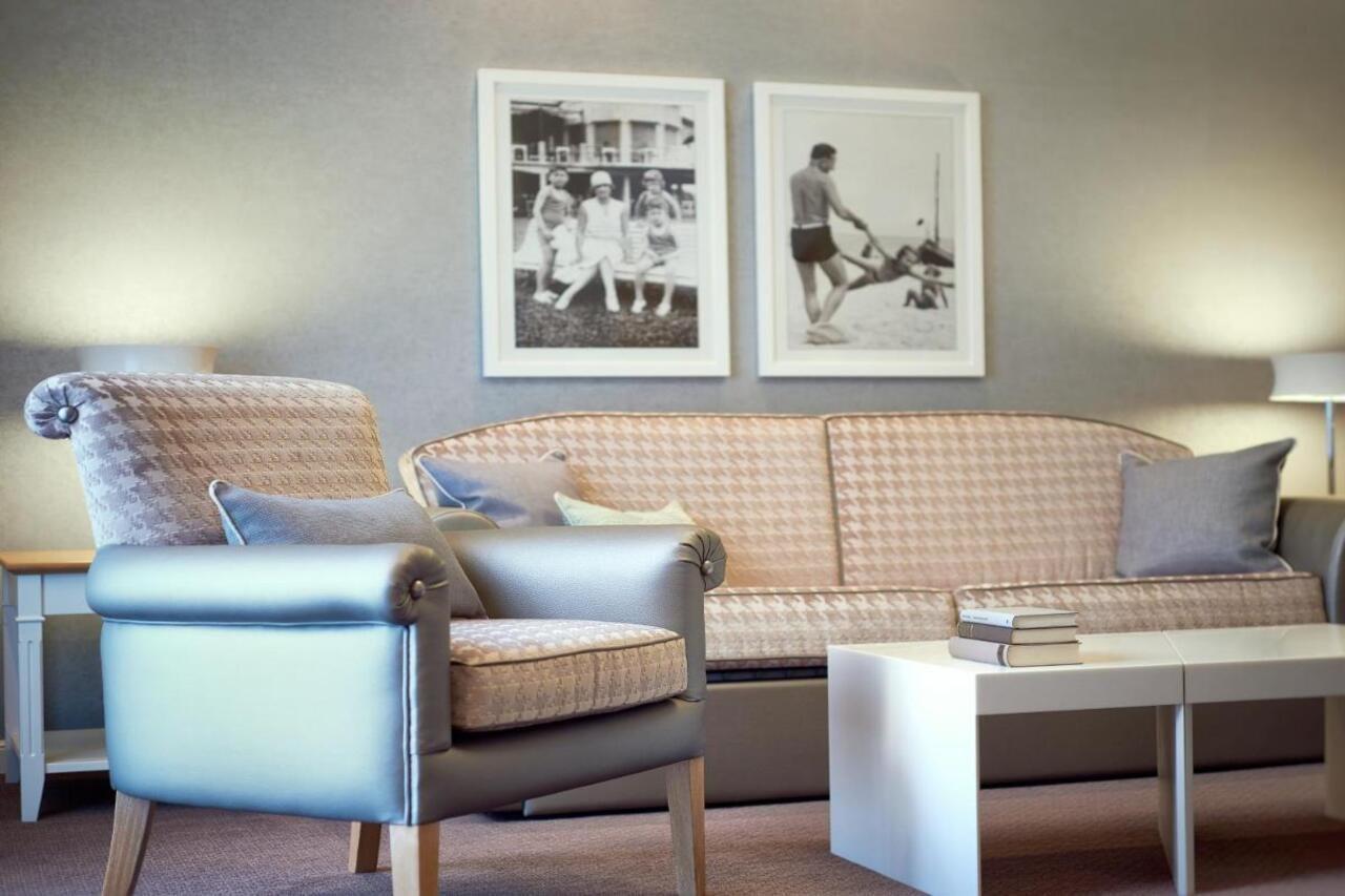 A-Rosa Kurhaus Binz Ξενοδοχείο Εξωτερικό φωτογραφία A living room at the hotel