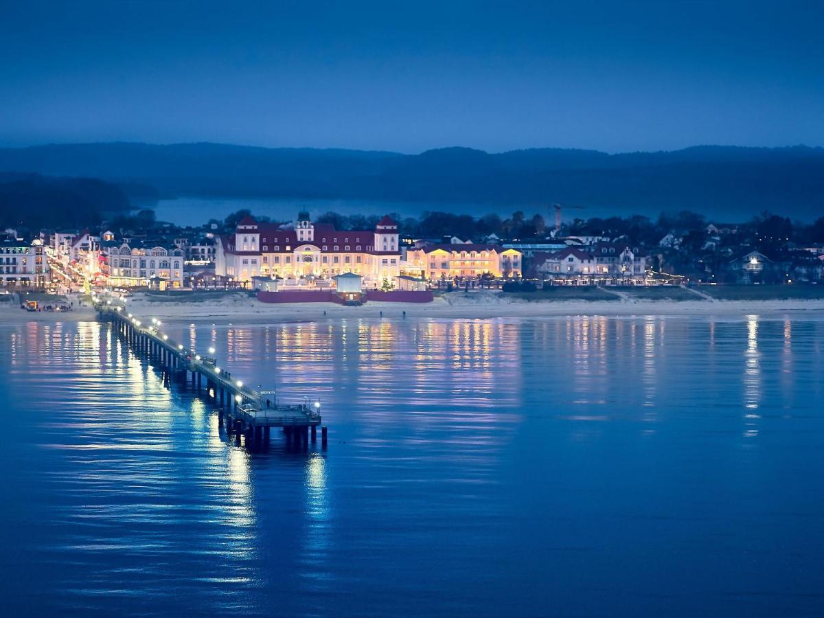 A-Rosa Kurhaus Binz Ξενοδοχείο Εξωτερικό φωτογραφία The pier at night