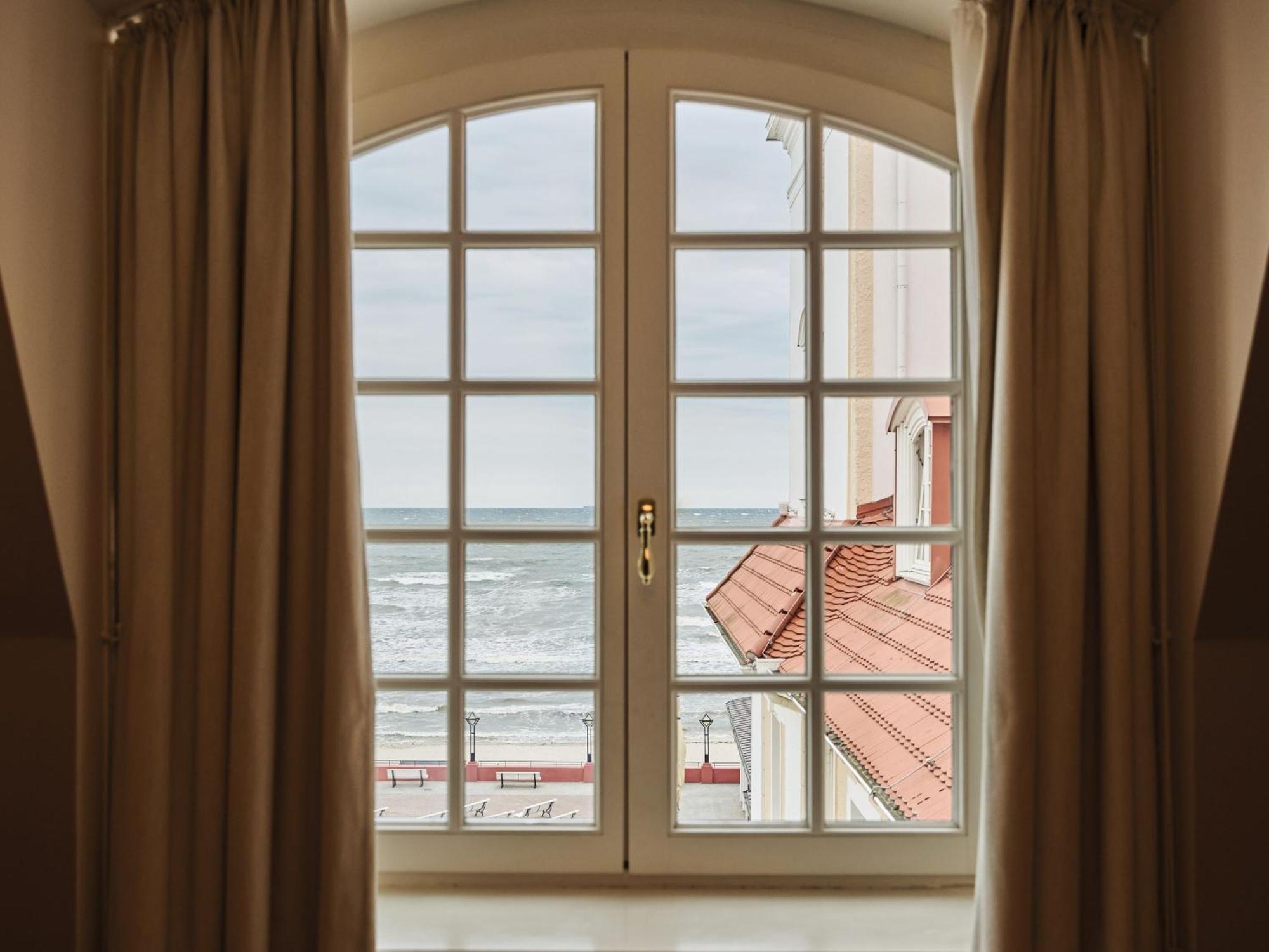 A-Rosa Kurhaus Binz Ξενοδοχείο Εξωτερικό φωτογραφία A window with curtains