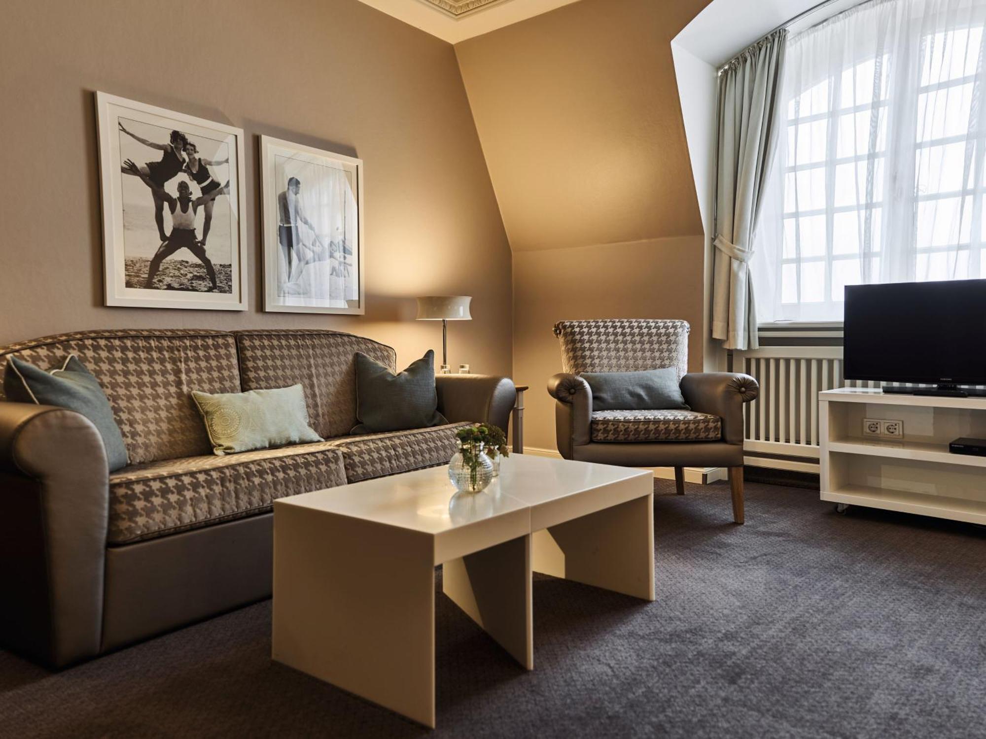 A-Rosa Kurhaus Binz Ξενοδοχείο Εξωτερικό φωτογραφία A living room at the Hotel Axelmannstein