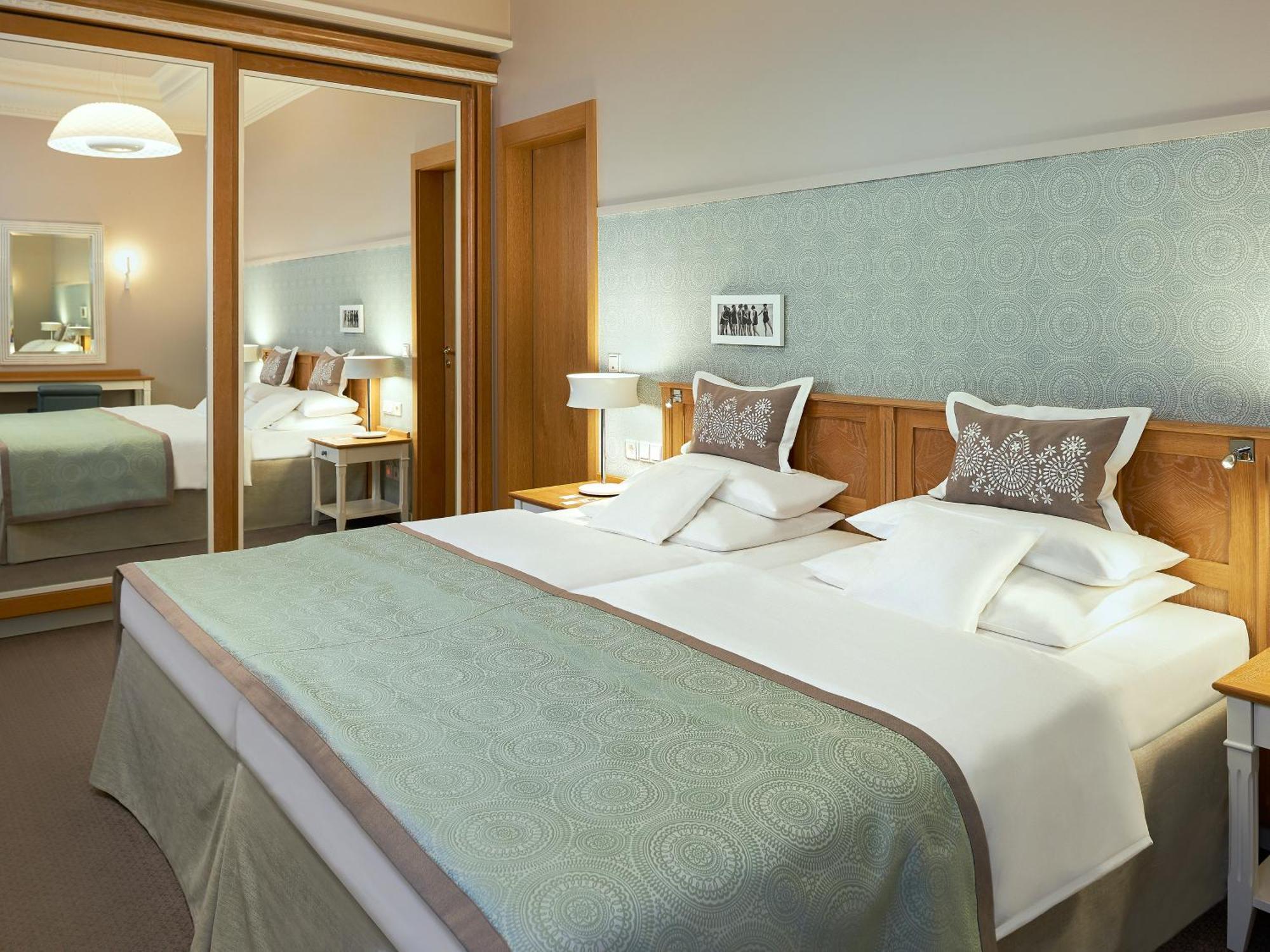 A-Rosa Kurhaus Binz Ξενοδοχείο Εξωτερικό φωτογραφία A typical bedroom at the hotel