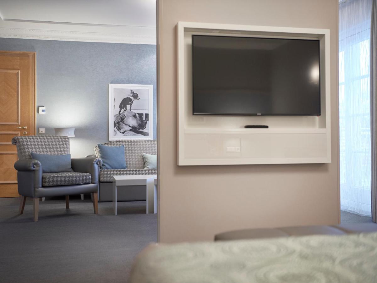 A-Rosa Kurhaus Binz Ξενοδοχείο Εξωτερικό φωτογραφία A television set in a hotel room