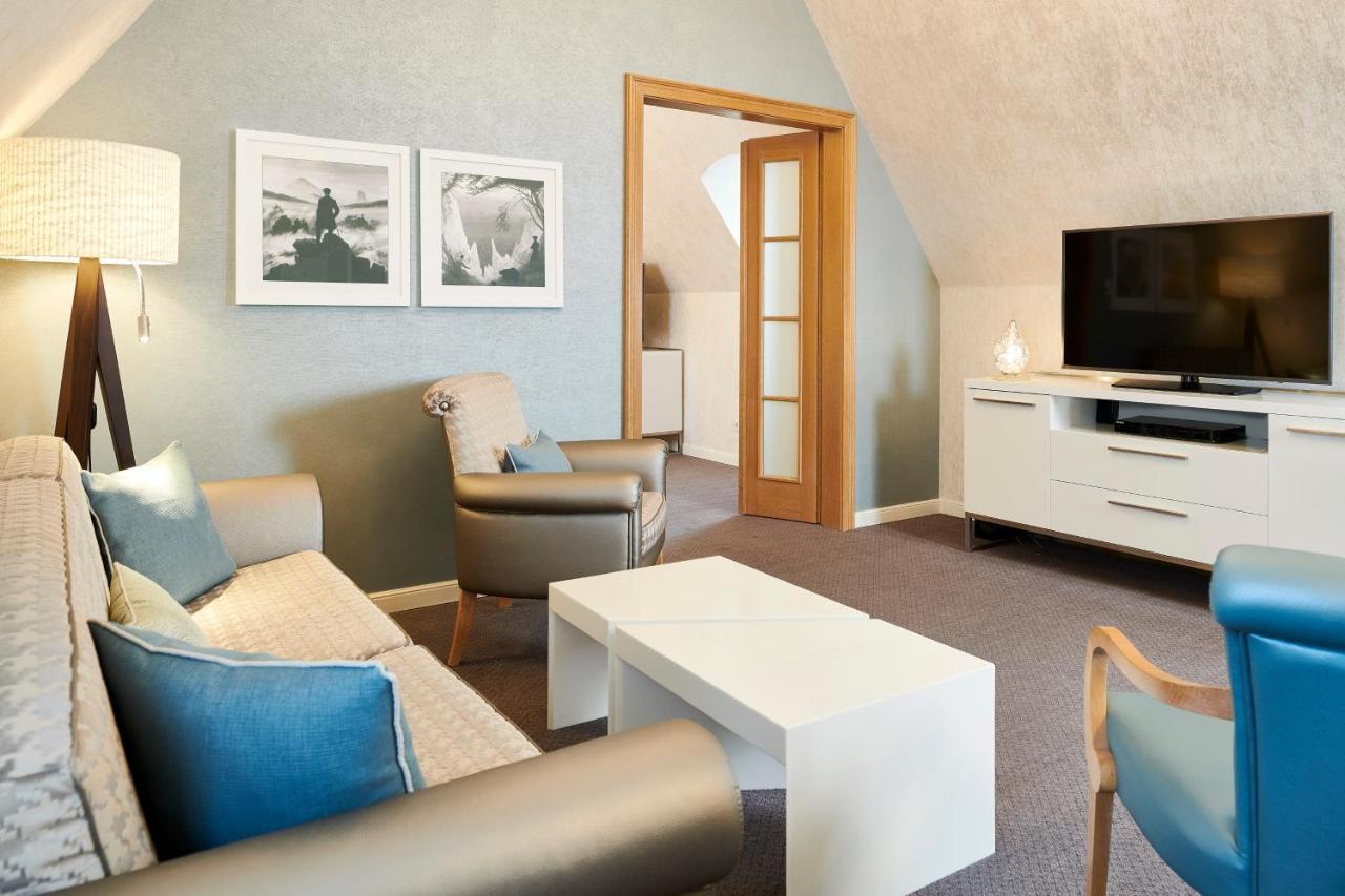 A-Rosa Kurhaus Binz Ξενοδοχείο Εξωτερικό φωτογραφία A living room at the hotel